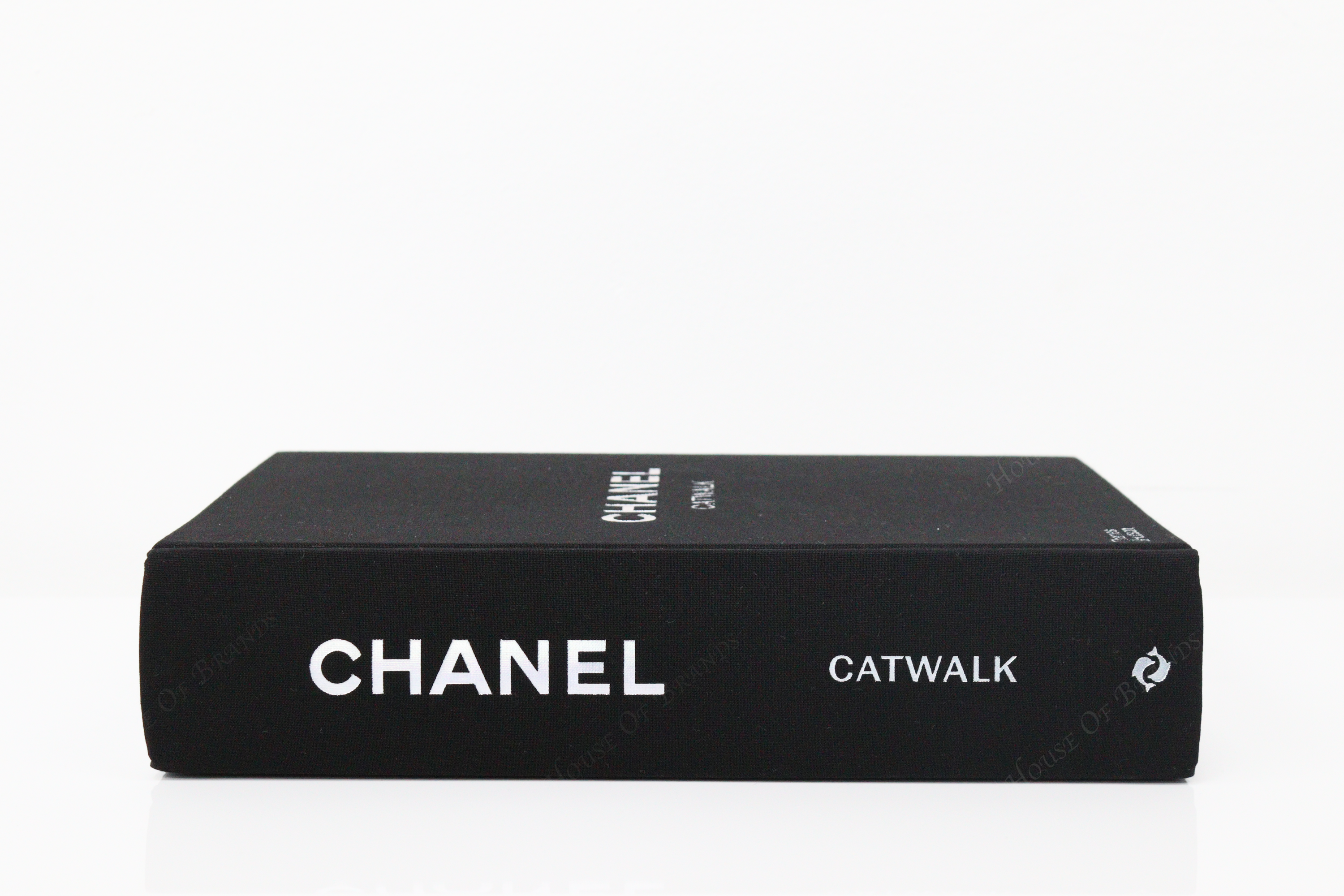 THAMES & HUDSON Chanel Catwalk: The Complete Collections book