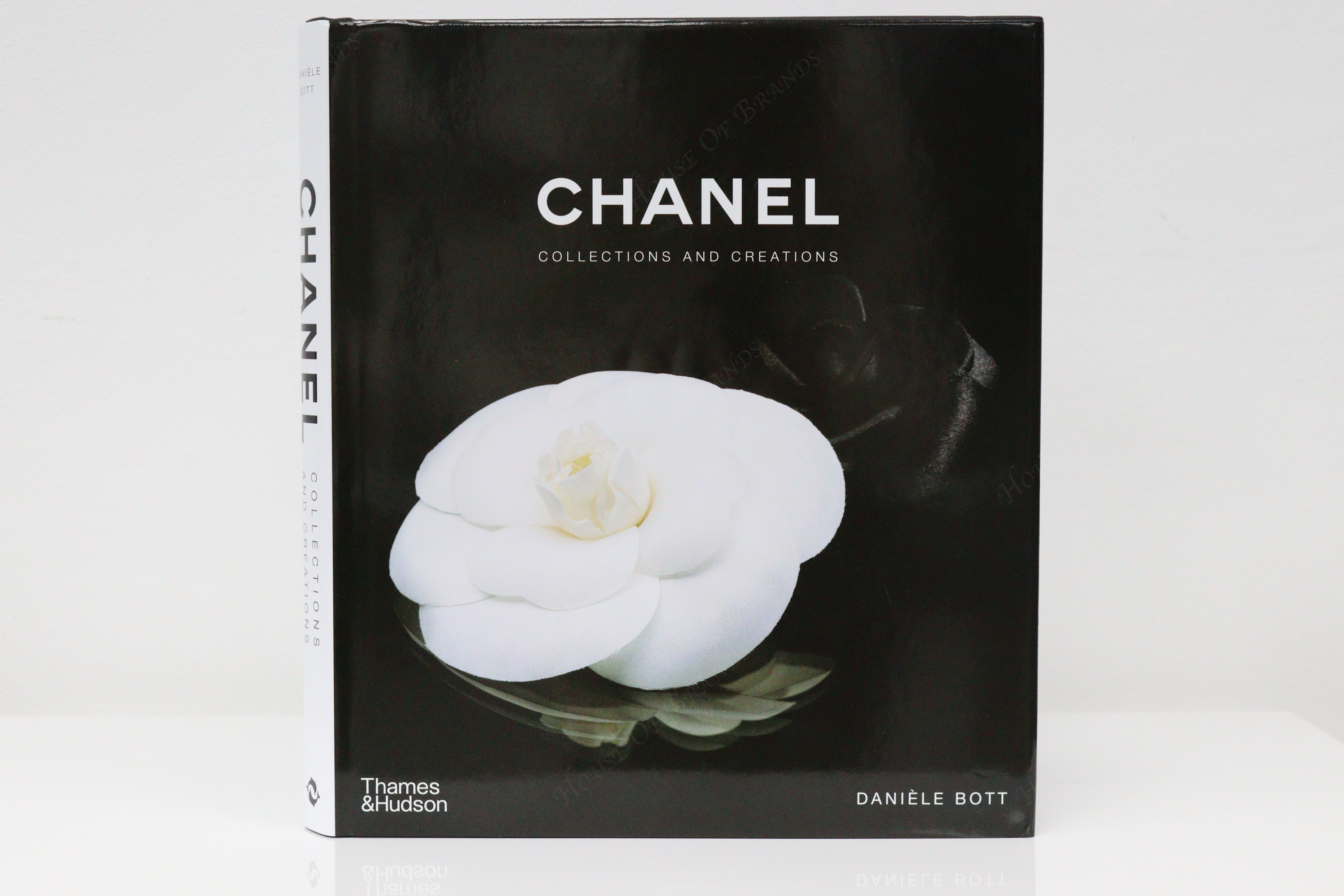 THAMES & HUDSON Chanel Collections Book