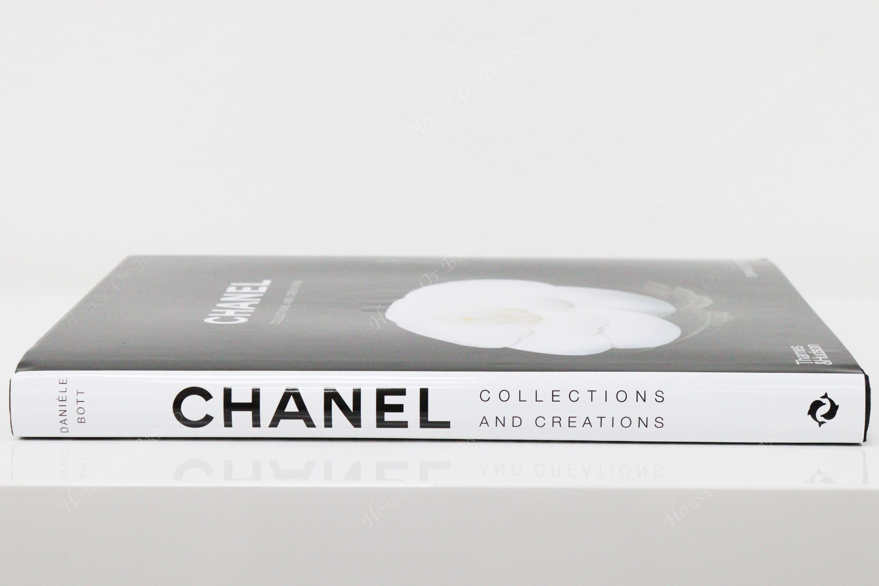 THAMES & HUDSON Chanel Collections Book