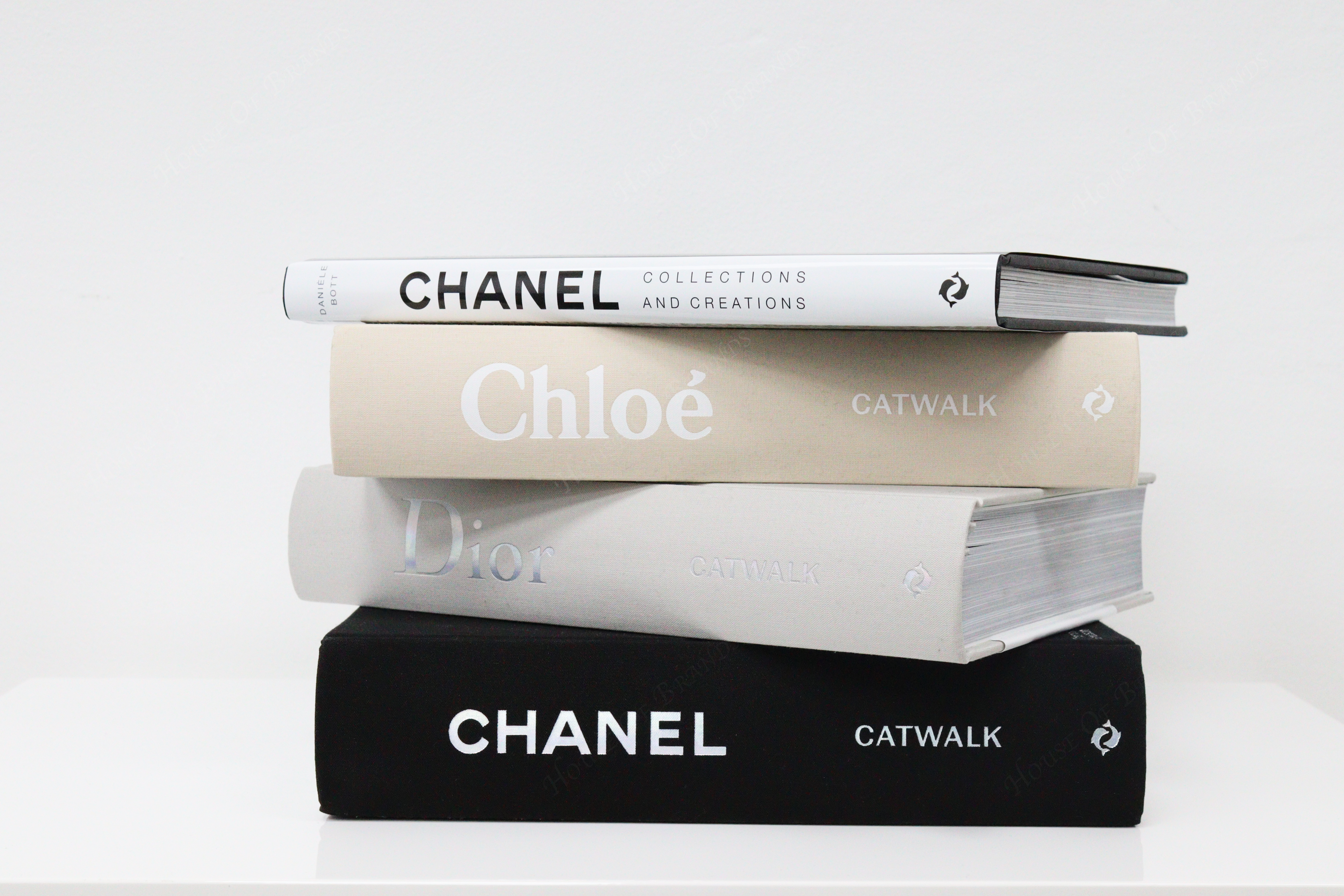 THAMES & HUDSON Chanel Catwalk: The Complete Collections book