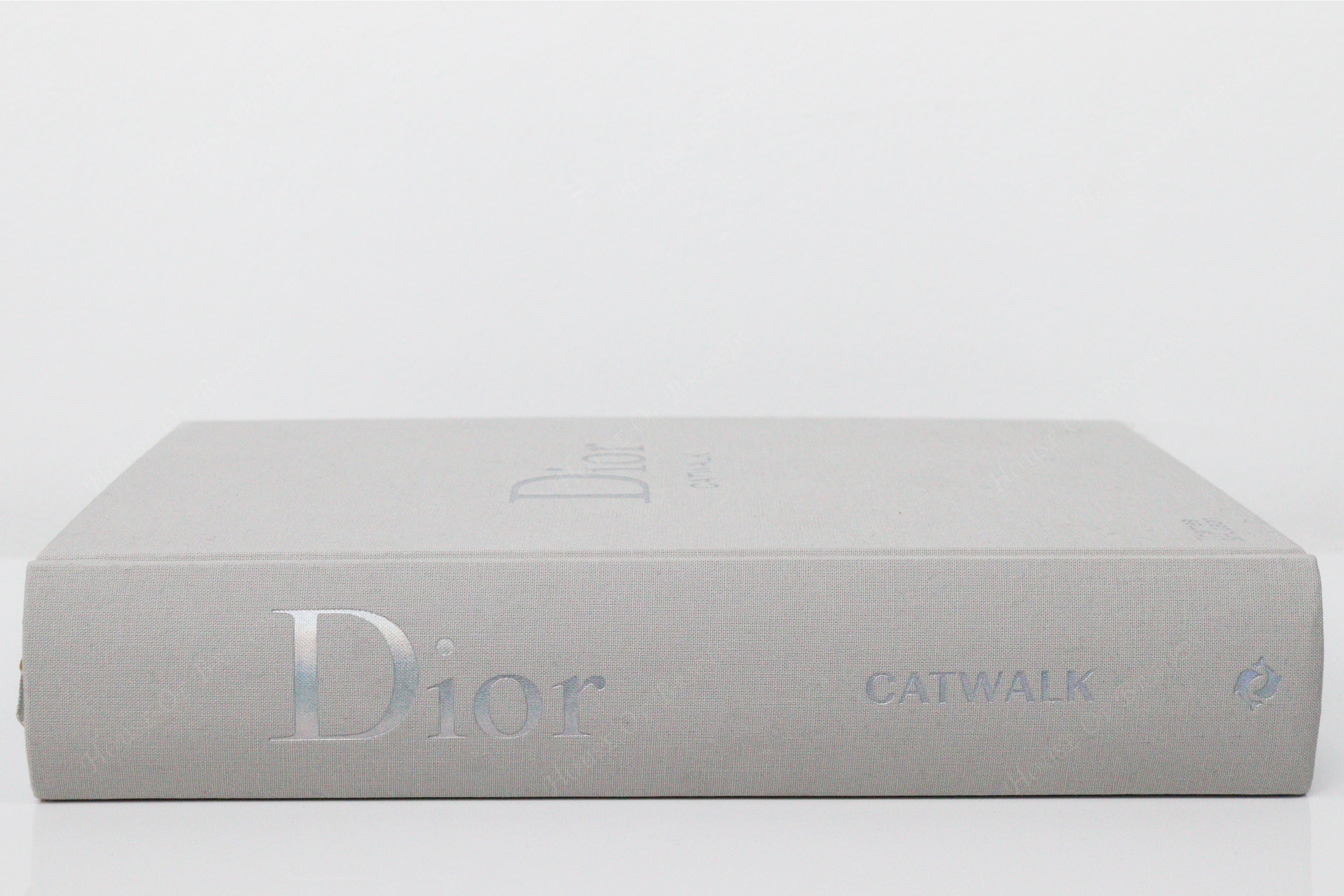 THAMES & HUDSON Dior Catwalk fashion book