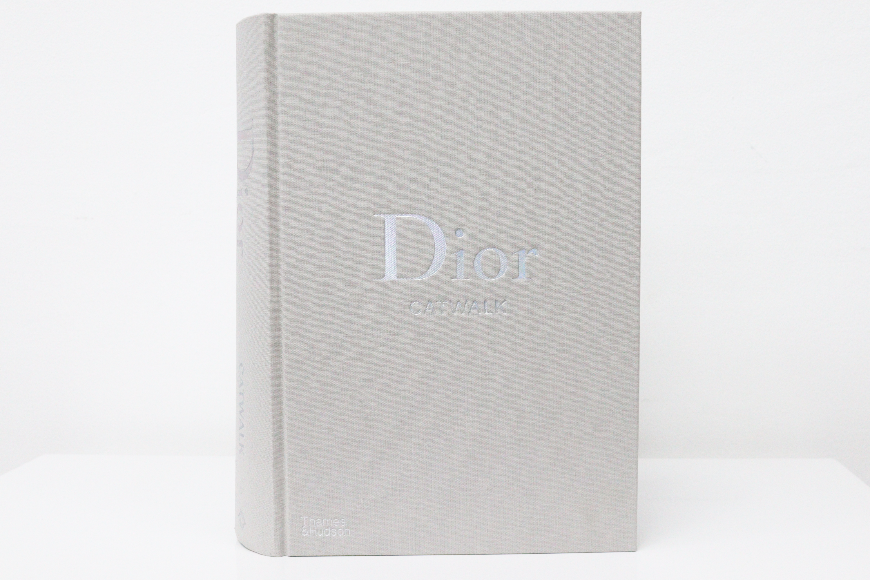 THAMES & HUDSON Dior Catwalk fashion book