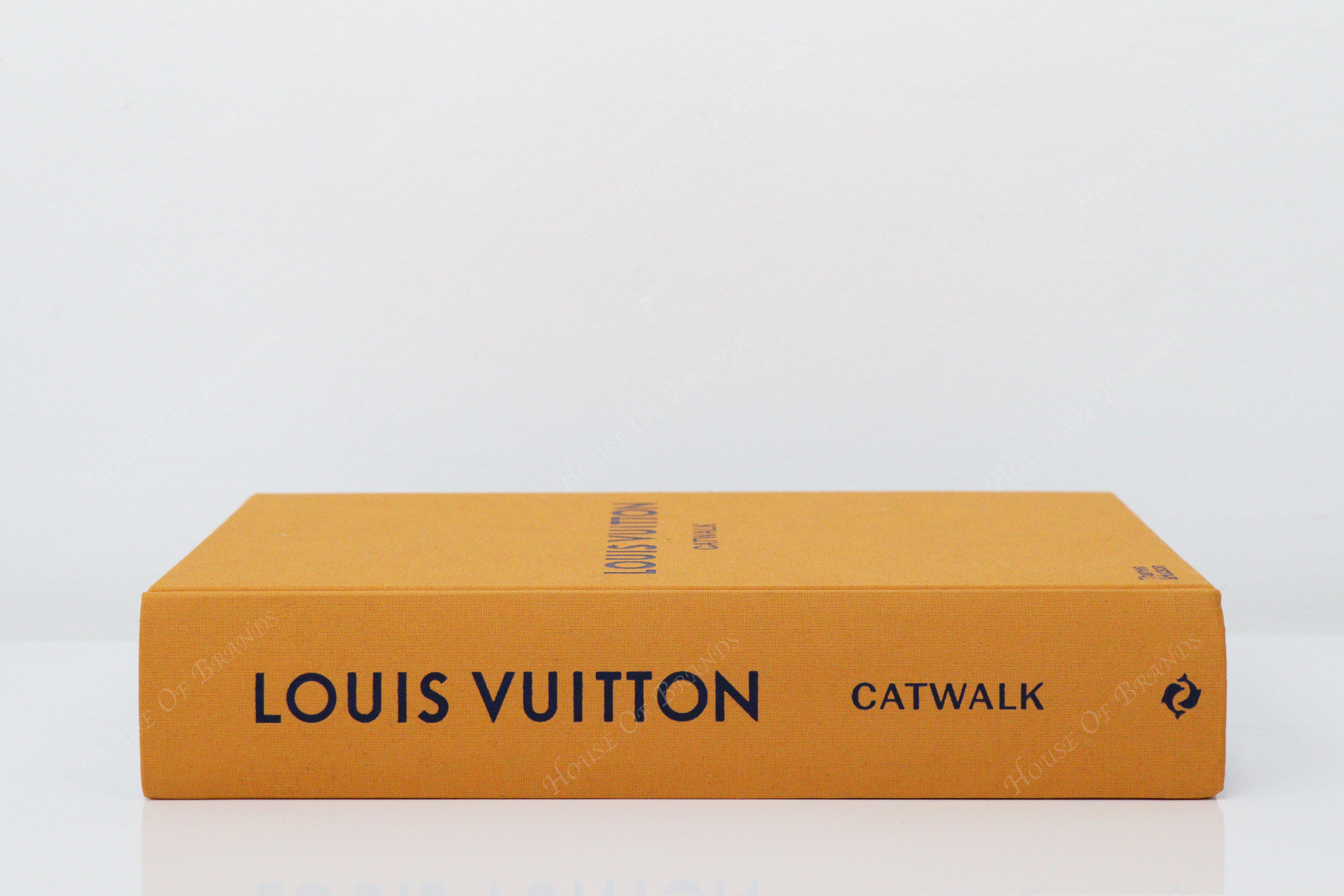 THAMES & HUDSON Louis Vuitton Catwalk fashion book