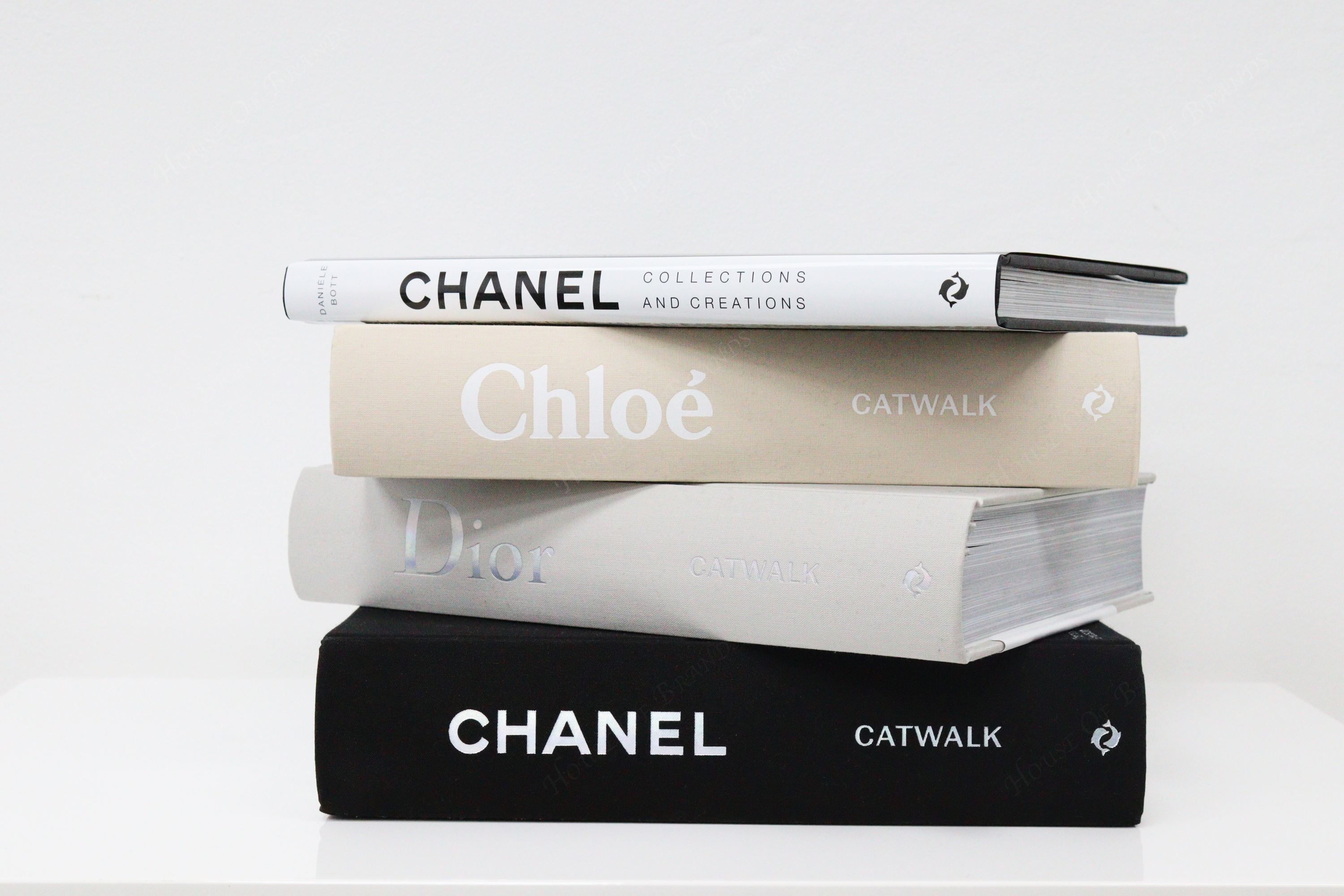 THAMES & HUDSON Chanel Collections Book