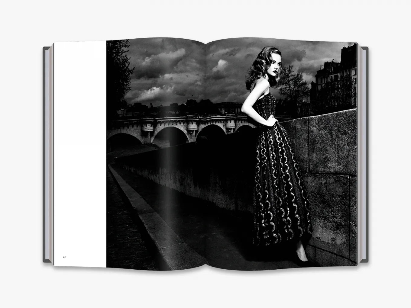 THAMES & HUDSON Dior New Looks