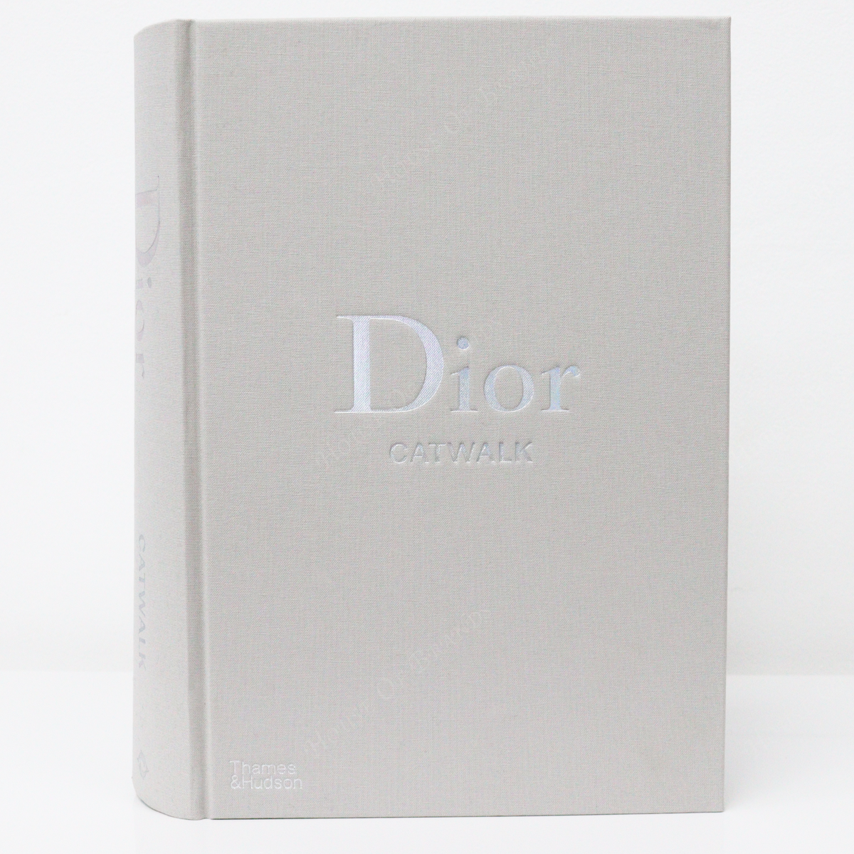 THAMES & HUDSON Dior Catwalk fashion book
